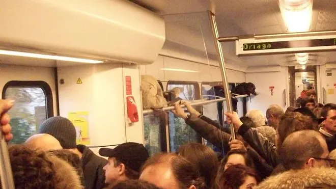 DISAGI PER I PENDOLARI DI PIOVE DI SACCO SUI TRENI SULLA LINEA ADRIA MESTRE IN FOTO I VAGONI STIPATI
