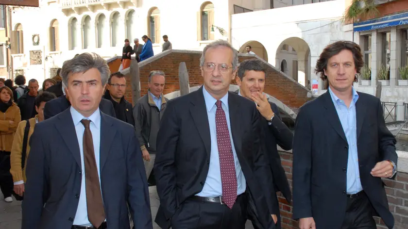 Davide Zoggia (a sinistra) e Michele Mognato (a destra) con Walter Veltroni, durante una visita a Venezia