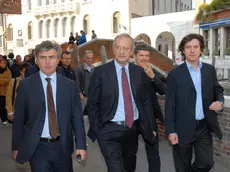 Davide Zoggia (a sinistra) e Michele Mognato (a destra) con Walter Veltroni, durante una visita a Venezia