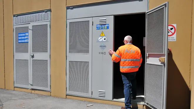 tecnico Actv che entra nella cabina Enel