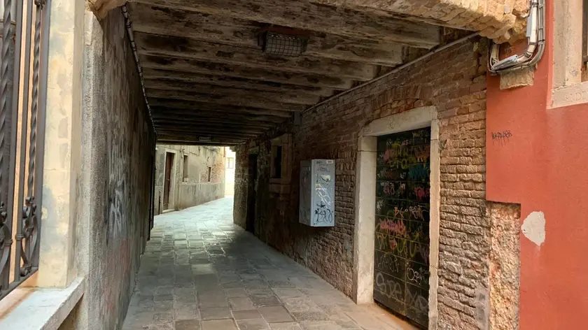 Il sottoportego della Toletta dove si è consumata l’aggressione