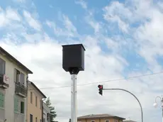 Ospedaletto Eug., 26 Ago13.Installazione nuovo impianto di rilevamento passaggio con il semaforo rosso in centro. Nella foto:.il rilevatore.Ph. Zangirolami