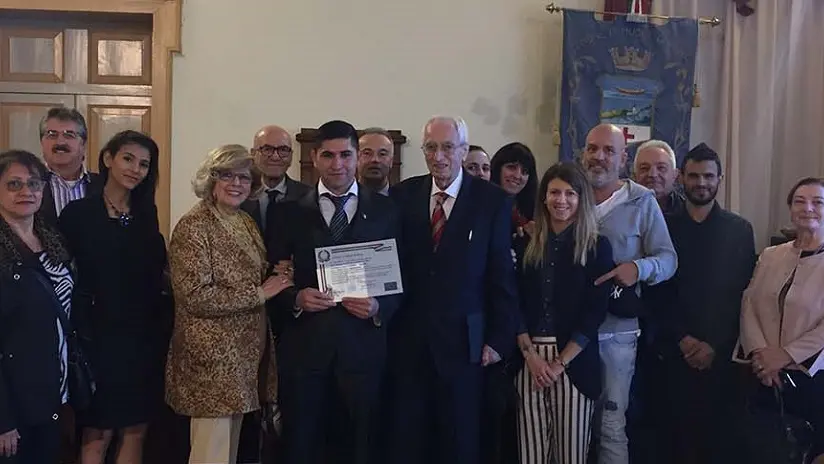 Alem Saidy con la famiglia Gianni, l'agente Xais e gli amici alla cerimonia in municipio (foto Tommasella)