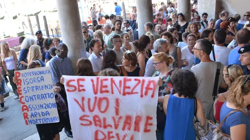 Interpress/Mazzega Venezia, 29.07.2016.- Consiglio Comunale, Cà Farsetti presidiata dalle forze dell'Ordine per la protesta dei Comunali e BLM.-