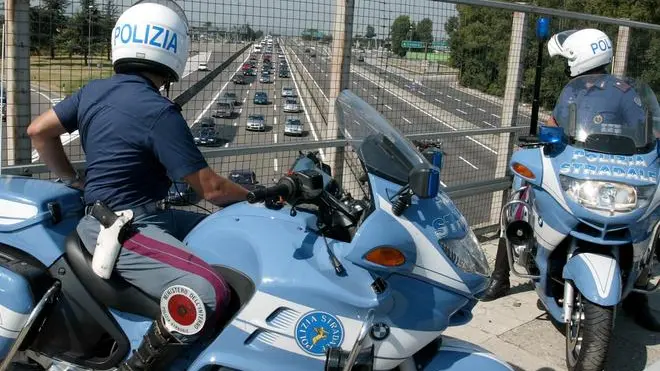 20060727 - ROMA -CRO- ESTATE: POLSTRADA CON 350 PATTUGLIE E LAMBORGHINI SU A3- Un'immagine d'archivio di una pattuglia della polizia stradale impegnata a controllare il traffico intenso.A3 sorvegliata speciale durante l' esodo estivo. Sull' autostrada, con lunghi tratti ad una sola corsia per i cantieri, nei prossimi fine settimana la Polizia stradale impieghera' 350 pattuglie e 230 sugli itinerari alternativi e sulla restante parte della viabilita' ordinaria. Lungo la Salerno-Reggio Calabria vigilera' inoltre la ..Lamborghini Gallardo che, per caratteristiche tecniche, prestazioni e dotazioni tecnologiche e sanitarie (tra le quali il defibrillatore), consente un efficace controllo del traffico, nonche' il soccorso in situazioni critiche...GIORGIO BENVENUTI/ANSA ARCHIVIO/PAT