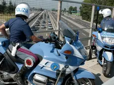 20060727 - ROMA -CRO- ESTATE: POLSTRADA CON 350 PATTUGLIE E LAMBORGHINI SU A3- Un'immagine d'archivio di una pattuglia della polizia stradale impegnata a controllare il traffico intenso.A3 sorvegliata speciale durante l' esodo estivo. Sull' autostrada, con lunghi tratti ad una sola corsia per i cantieri, nei prossimi fine settimana la Polizia stradale impieghera' 350 pattuglie e 230 sugli itinerari alternativi e sulla restante parte della viabilita' ordinaria. Lungo la Salerno-Reggio Calabria vigilera' inoltre la ..Lamborghini Gallardo che, per caratteristiche tecniche, prestazioni e dotazioni tecnologiche e sanitarie (tra le quali il defibrillatore), consente un efficace controllo del traffico, nonche' il soccorso in situazioni critiche...GIORGIO BENVENUTI/ANSA ARCHIVIO/PAT