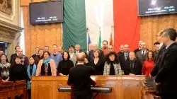 Il Coro della Fenice intona l'Inno in consiglio a Venezia