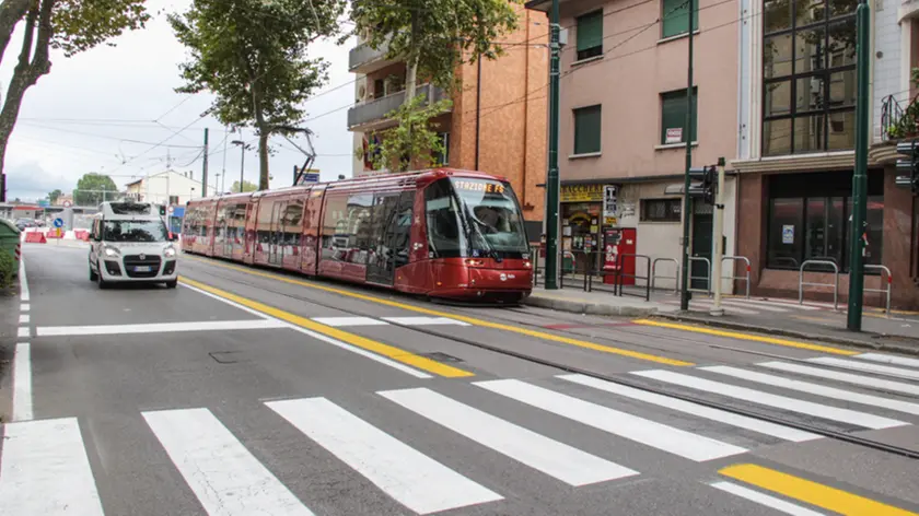 Nuova segnaletica stradale alla fine di via Cappuccina all'imbocco del sottopasso del tram, Mestre