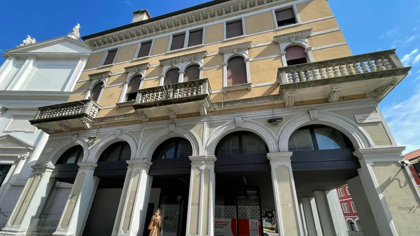 La facciata dell'ex emeroteca in via Poerio a Mestre