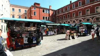 Campo Bella Vienna con le bancarelle a uso turisti Protestano i commercianti e gli avventori dei locali