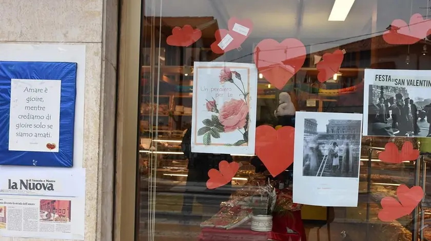 LAMANTEA - DINO TOMMASELLA - TORRE DI MOSTO - NEGOZIO CON FOTO E POESIE PER S. VALENTINO