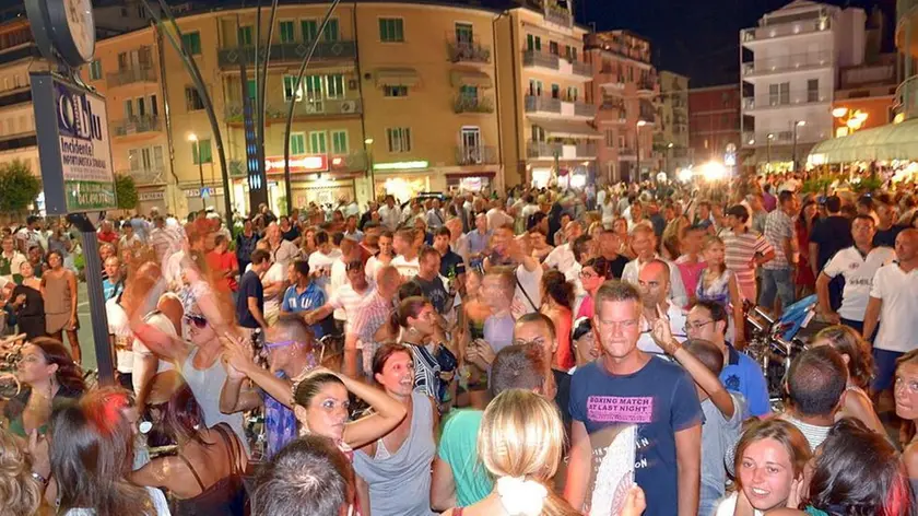 - Tanta gente in centro Sottomarina per la Notte Binca di sabato