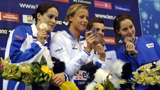 epa03229250 (L-R) Italy's Alice Mizzau, Federica Pellegrini, Erica Buratto and Erika Ferraioli pose with their bronze medal during the award ceremony after the Women's 4x100 meter Freestyle relay at the LEN European Swimming Championships in Debrecen, 226 kms east of Budapest, Hungary, 21 May 2012. EPA/TIBOR ILLYES HUNGARY OUT