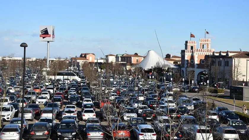 COLUCCI - DINO TOMMASELLA - NOVENTA DI PIAVE - SALDI OUTLET - PARCHEGGI PIENI