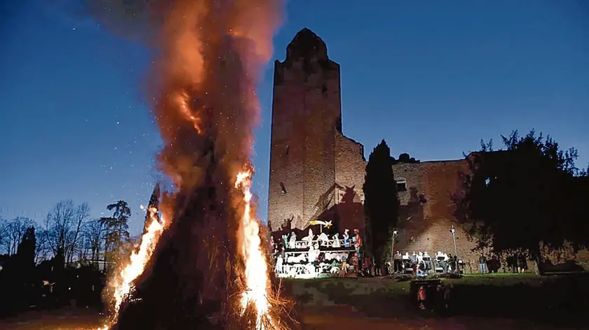 Una precedente edizione della “Pirola Parola” organizzata dalla Pro Loco davanti alla Rocca di Noale con oltre 100 figuranti