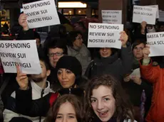 Protesta contro i tagli alle scuole davanti al municipio di Favaro Veneto