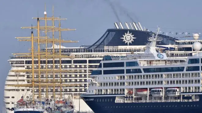 Supernavi in banchina alla stazione marittima di San Basilio, Venezia, 21 settembre 2013. Sono previsti nove transiti davanti a san Marco di navi da crociera di grossa stazza, sopra le 40mila tonnellate. ANSA/ANDREA MEROLA