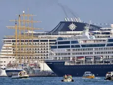 Supernavi in banchina alla stazione marittima di San Basilio, Venezia, 21 settembre 2013. Sono previsti nove transiti davanti a san Marco di navi da crociera di grossa stazza, sopra le 40mila tonnellate. ANSA/ANDREA MEROLA