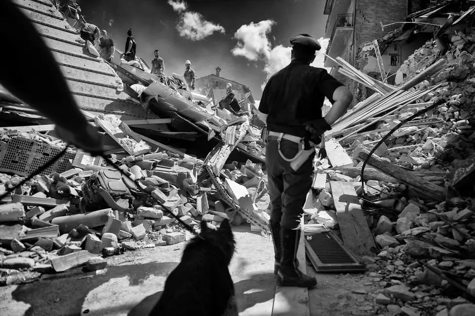24 Agosto 2016 - Terremoto Amatrice - squadre di soccorso con unità cinofile lungo il corso principale di Amatrice.