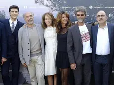 I protagonisti del film 'Venezia 72' posano scalzi durante il photocall, 11 Settembre 2015. ANSA/ US/ STUDIO SOTTOCORNO +++ ANSA PROVIDES ACCESS TO THIS HANDOUT PHOTO TO BE USED SOLELY TO ILLUSTRATE NEWS REPORTING OR COMMENTARY ON THE FACTS OR EVENTS DEPICTED IN THIS IMAGE; NO ARCHIVING; NO LICENSING +++
