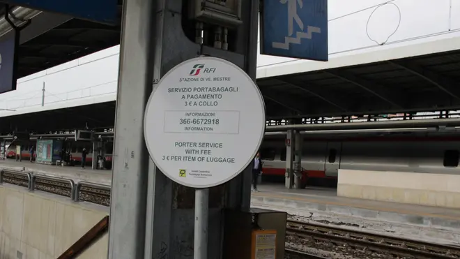 Annuncio servizio portabagagli autorizzato alla stazione FS di Mestre