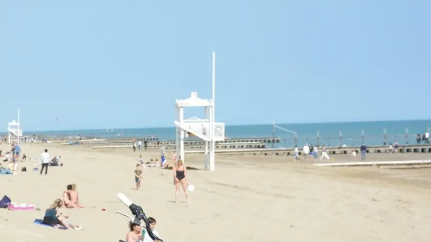 FERRAZZA - TOMMASELLA -JESOLO - POCA GENTE IN SPIAGGIA E LUNGO VIA BAFILE