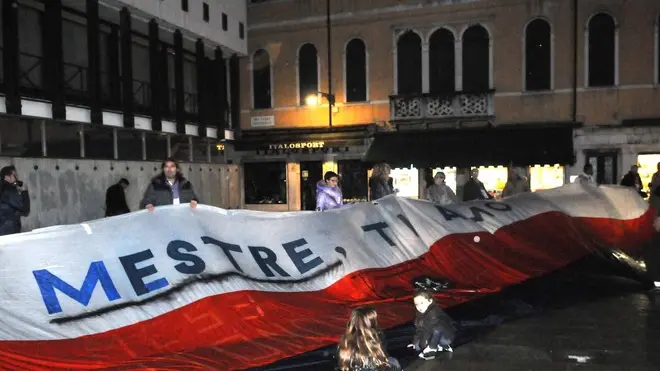 Interpress/Mazzega Morsego Venezia, 10.11.2013.- circa 500 partecipanti alla manifestazione Mestre OFF Limits.- Nella foto lo striscione "Mestre to Amo" in campo Manin