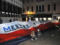 Interpress/Mazzega Morsego Venezia, 10.11.2013.- circa 500 partecipanti alla manifestazione Mestre OFF Limits.- Nella foto lo striscione "Mestre to Amo" in campo Manin