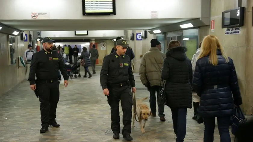 Bacos con i suoi conduttori al lavoro nel sottopasso ferroviario di Mestre