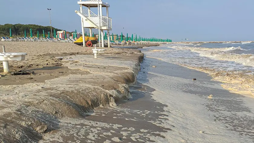 La mareggiata a Jesolo Pineta si è mangiata gran parte della sabbia messa con il ripascimento (foto Vianello)