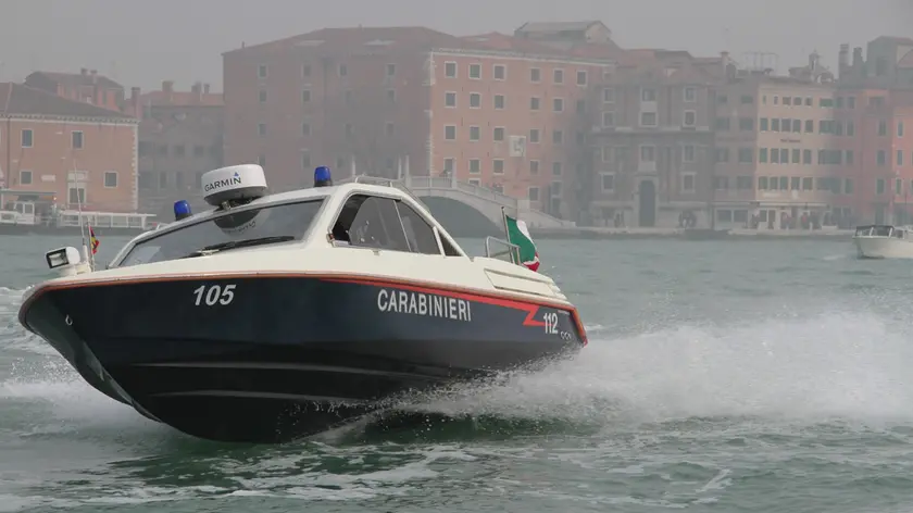 Cantiere navale abusivo in laguna, denunciato imprenditore a Venezia