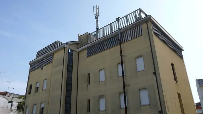 SAN DONA' DI P. - DINO TOMMASELLA - COLUCCI - L'ANTENNA PER TELEFONIA IN VIALE LIBERTA'