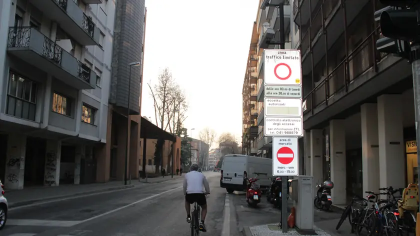 Cartelli segnaletici del ZTL all'imbocco di via Pio X, Mestre