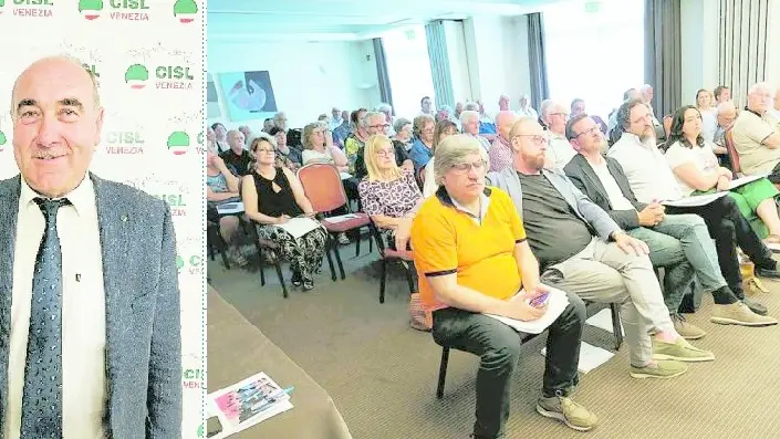 Il nuovo segretario della Fnp Cisl Venezia Luigino Michelon e l’assemblea che lo ha eletto (foto Cisl)