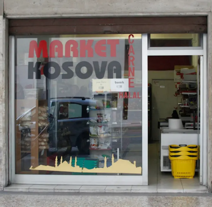 Agenzia Candussi giornalista Artico. Negozio Kosova in via Trento 16 Mestre