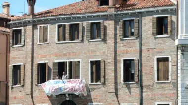 Lo striscione degli studenti