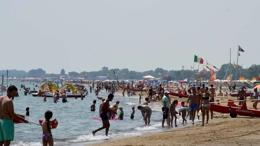 DE POLO - DINO TOMMASELLA - BIBIONE - LA SPIAGGIA INVASA DAI BAGNANTI