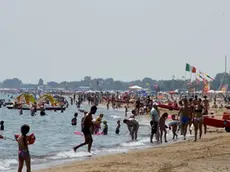 DE POLO - DINO TOMMASELLA - BIBIONE - LA SPIAGGIA INVASA DAI BAGNANTI