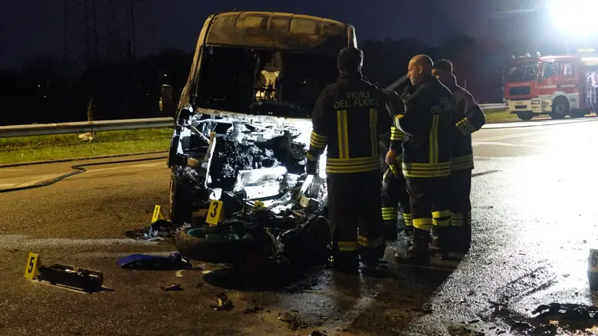 I pompieri mentre spengono le fiamme (foto Agenzia Pòrcile)
