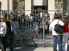 Mestre 20 09 2004 Scuola media Liceo Franchetti in Corso del Popolo, ragazzi all'uscita. M. Bertolin Mestre 20 09 2004 Scuola media Liceo Franchetti in Corso del Popolo, ragazzi all_uscita. M. Bertolin