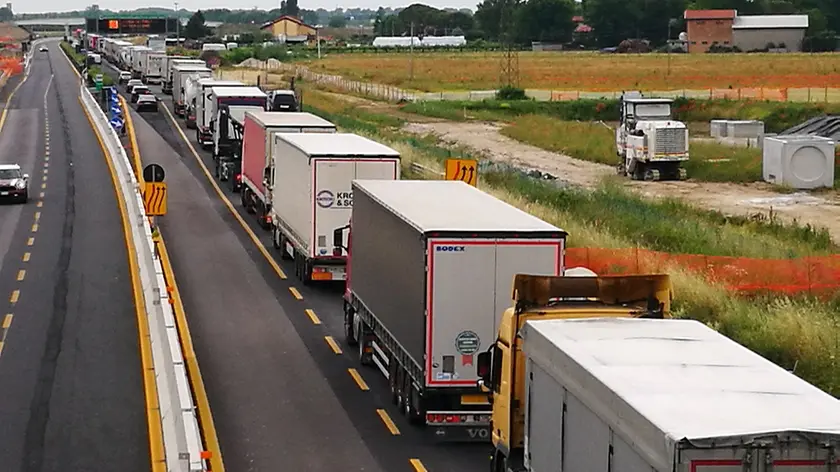 La fila di mezzi lungo l'autostrada A4, nella giornata di mercoledì