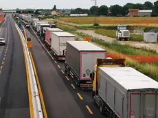 La fila di mezzi lungo l'autostrada A4, nella giornata di mercoledì