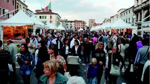 Piazza Ferretto invasa per negozi aperti e stand