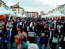 Piazza Ferretto invasa per negozi aperti e stand