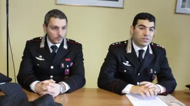 L’arrestato Flavio Passananti e sotto i due telefonini e il taglierino sequestrati al rapinatore