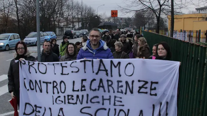 Protesta dei genitori e bambini della scuola elementare Valeri di Favaro Veneto contro i tagli sul personale delle pulizie