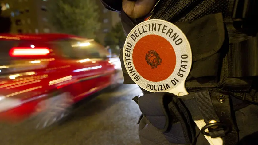 Poliziotti e carabinieri impegnati in controlli a Tor Bella Monaca a Roma in una recente foto d'archivio. E' in corso un vertice in questura in merito all'episodio del duplice omicidio avvenuto durante una rapina a Roma ieri. Nel corso della riunione è stato disposto l'immediato raddoppio del numero delle volanti impegnate sul territorio per il turno notturno, mantenendo in servizio gli equipaggi del turno serale che proseguiranno per tutta la notte per concorrere nelle ricerche degli autori della sparatoria..ANSA / MASSIMO PERCOSSI