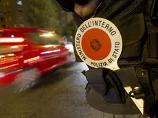 Poliziotti e carabinieri impegnati in controlli a Tor Bella Monaca a Roma in una recente foto d'archivio. E' in corso un vertice in questura in merito all'episodio del duplice omicidio avvenuto durante una rapina a Roma ieri. Nel corso della riunione è stato disposto l'immediato raddoppio del numero delle volanti impegnate sul territorio per il turno notturno, mantenendo in servizio gli equipaggi del turno serale che proseguiranno per tutta la notte per concorrere nelle ricerche degli autori della sparatoria..ANSA / MASSIMO PERCOSSI