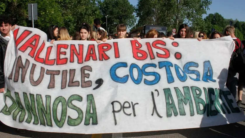 AGENZIA: Candussi. DESCRIZIONE: Manifestazione degli studenti degli istituti Gritti e Stefanini presso Quartiere Pertini, Mestre contro il progetto della strada "Vallenari Bis".