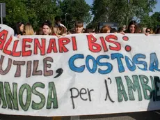 AGENZIA: Candussi. DESCRIZIONE: Manifestazione degli studenti degli istituti Gritti e Stefanini presso Quartiere Pertini, Mestre contro il progetto della strada "Vallenari Bis".